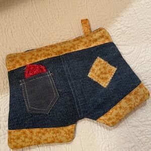 Free w/ any campbell’s soup item  purchase- Denim and Floral Kitchen Pot Holder